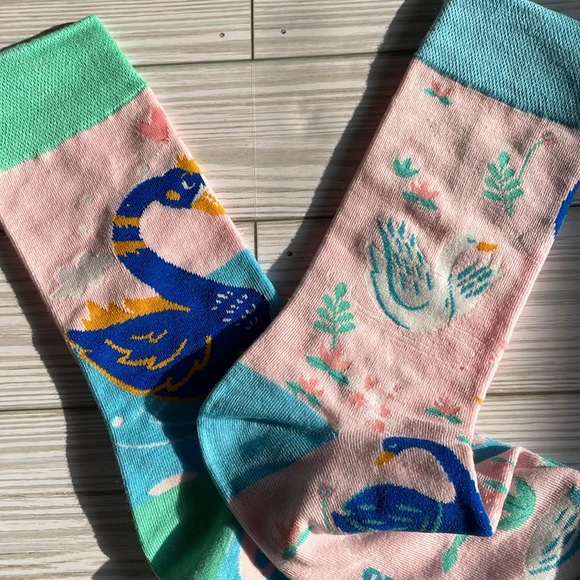 🆕 Women Swan Theme Crew Socks - Picture 4 of 6